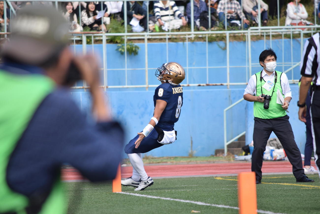 タッチダウンを決め喜びの声を上げる関大QB須田啓太（撮影・阪口孝志）