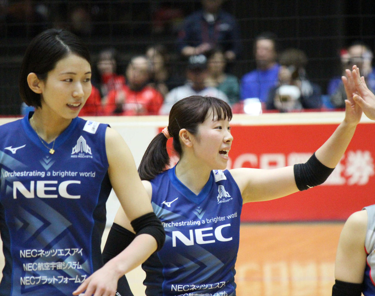試合に勝利し、ハイタッチを交わす中川つかさ（中央）。左は古賀紗理那（撮影・勝部晃多）