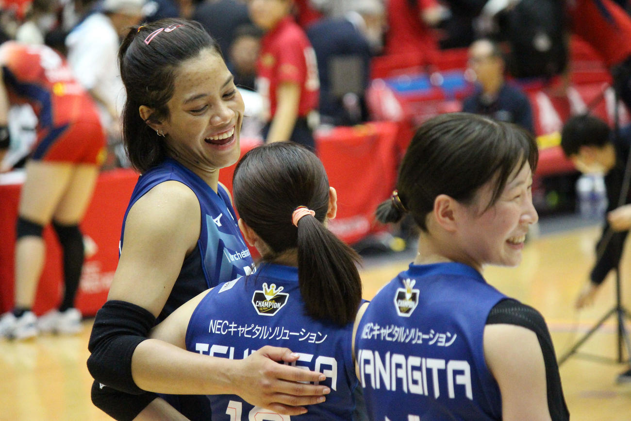 試合に勝利し、アチャラポーン・コンヨット（左）に肩を抱きよせられる中川つかさ（中央）（撮影・勝部晃多）