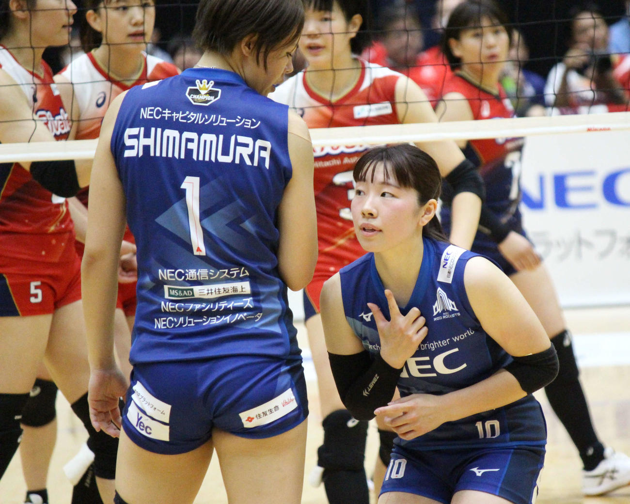 島村春世（左）とコミュニケーションを取る中川つかさ（撮影・勝部晃多）