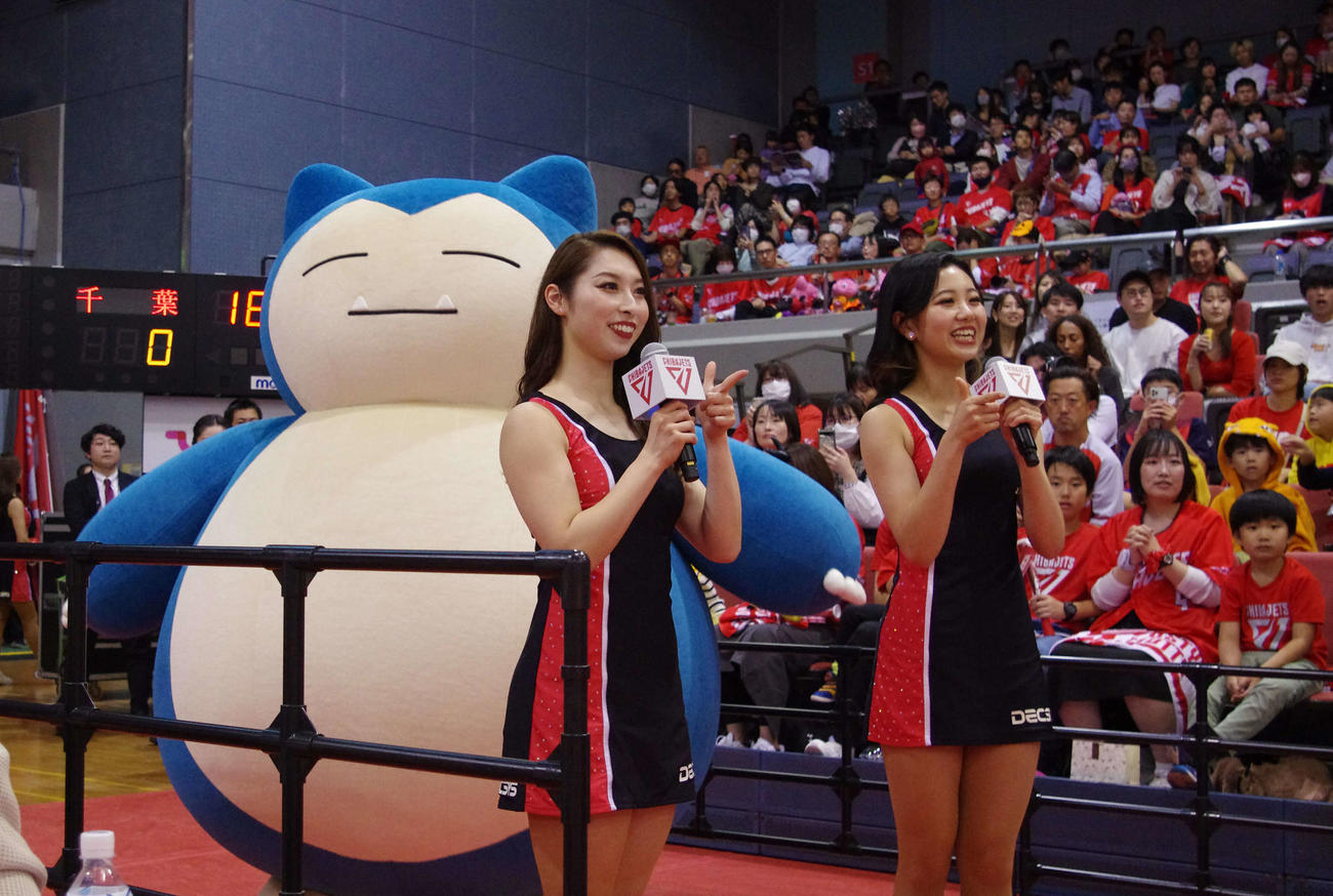 バスケットボールB1千葉Jの練習生として試合会場に登場したポケットモンスターのカビゴン