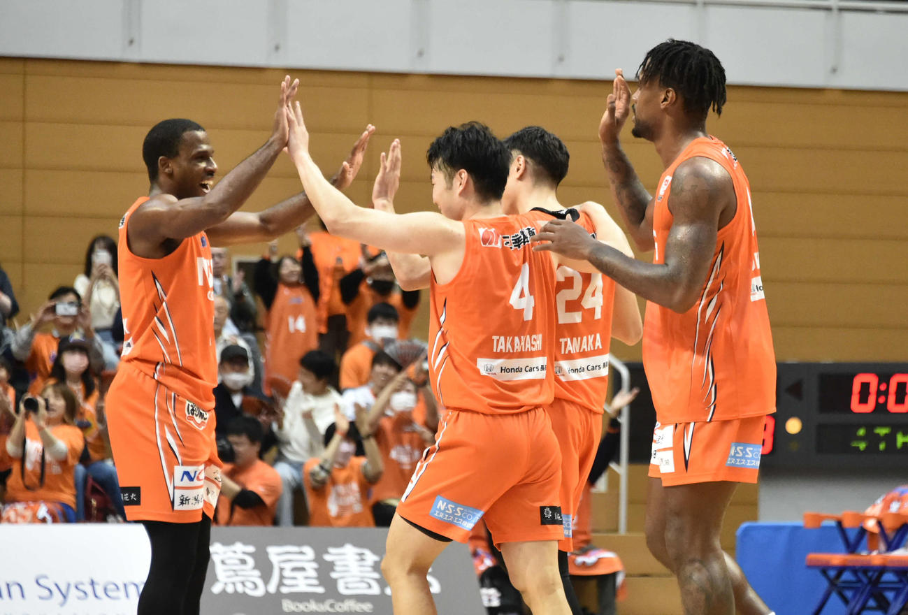 試合終了直後、今季初勝利を喜ぶ新潟のメンバー