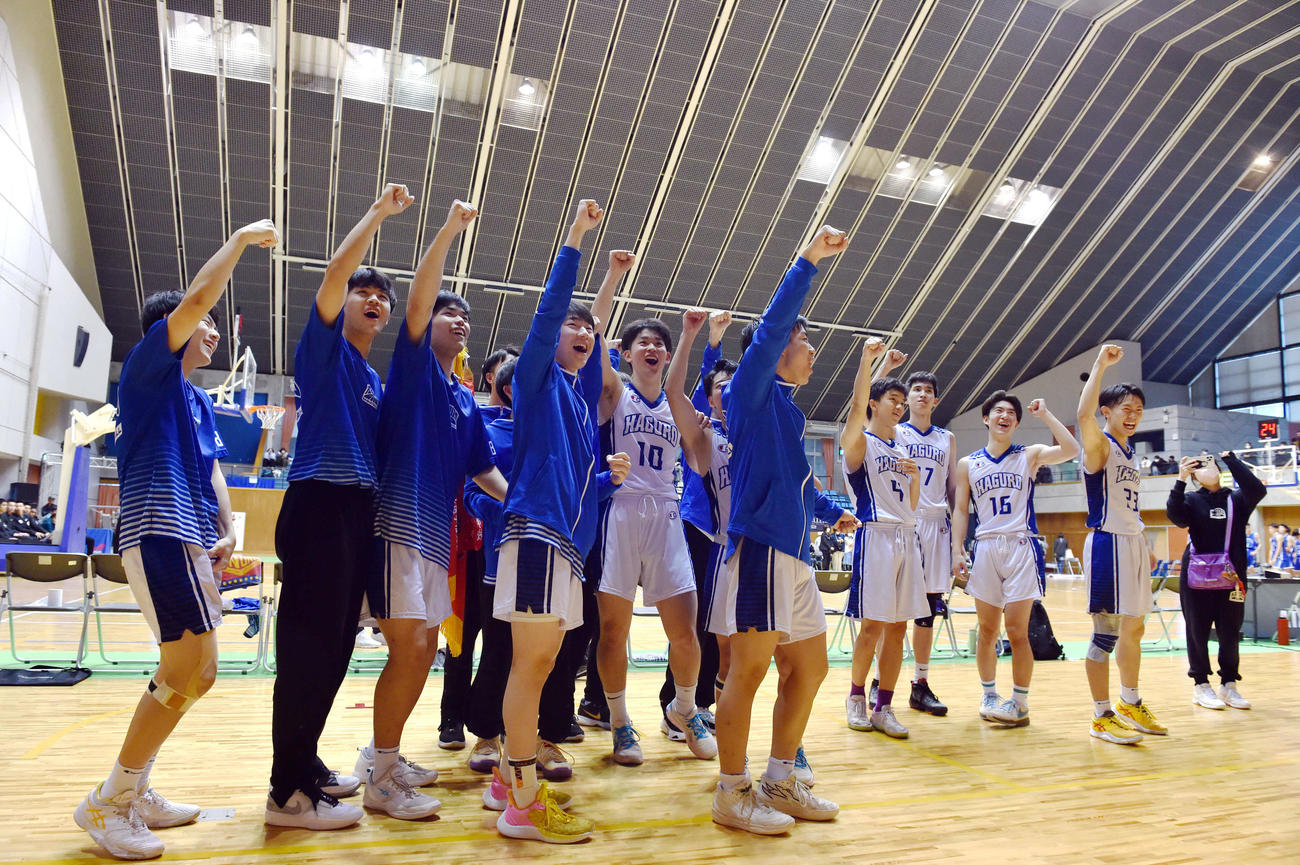 6年連続7度目の優勝を喜ぶ羽黒の選手たち