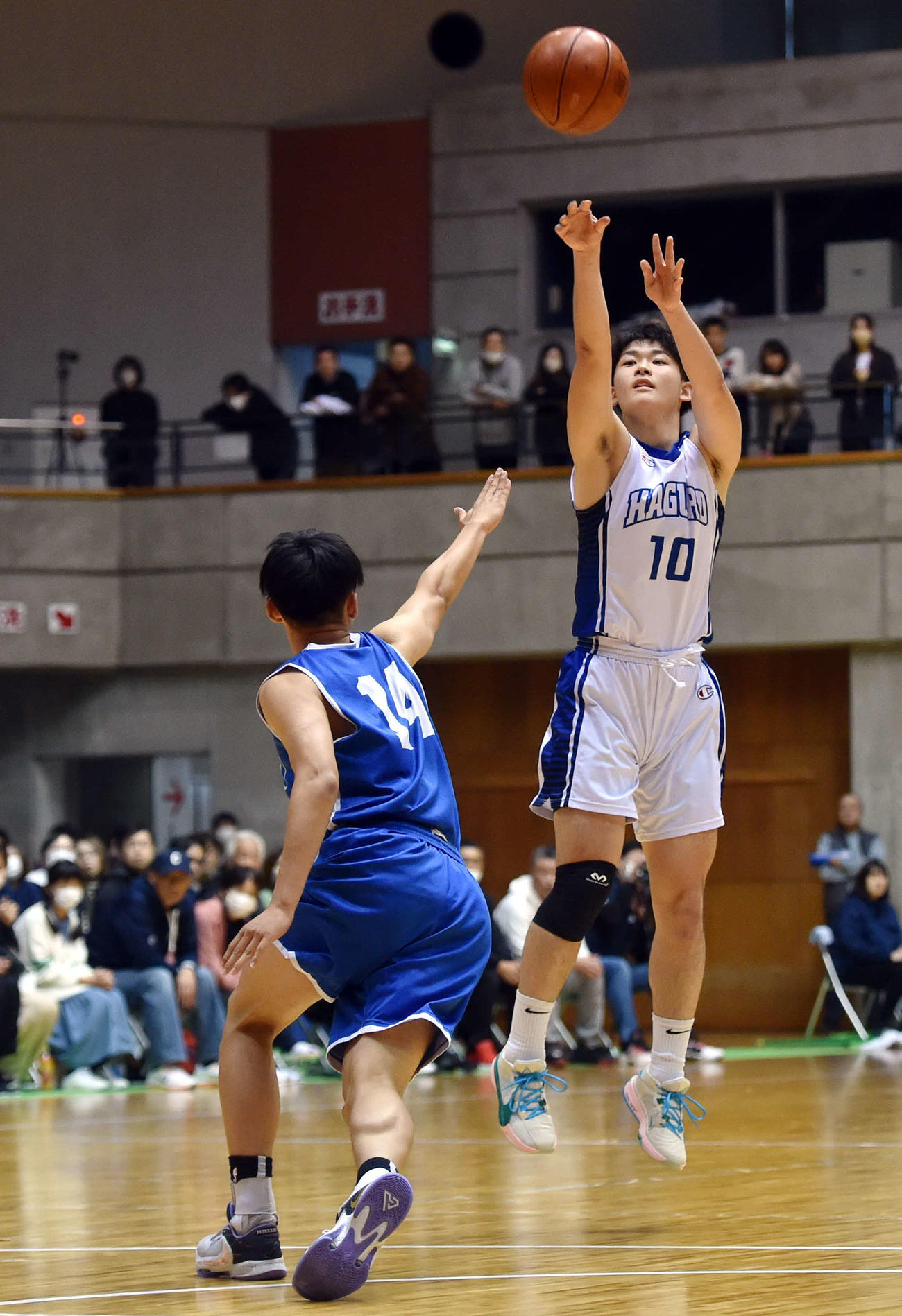 第1Q、3点シュートを打つ羽黒・小川