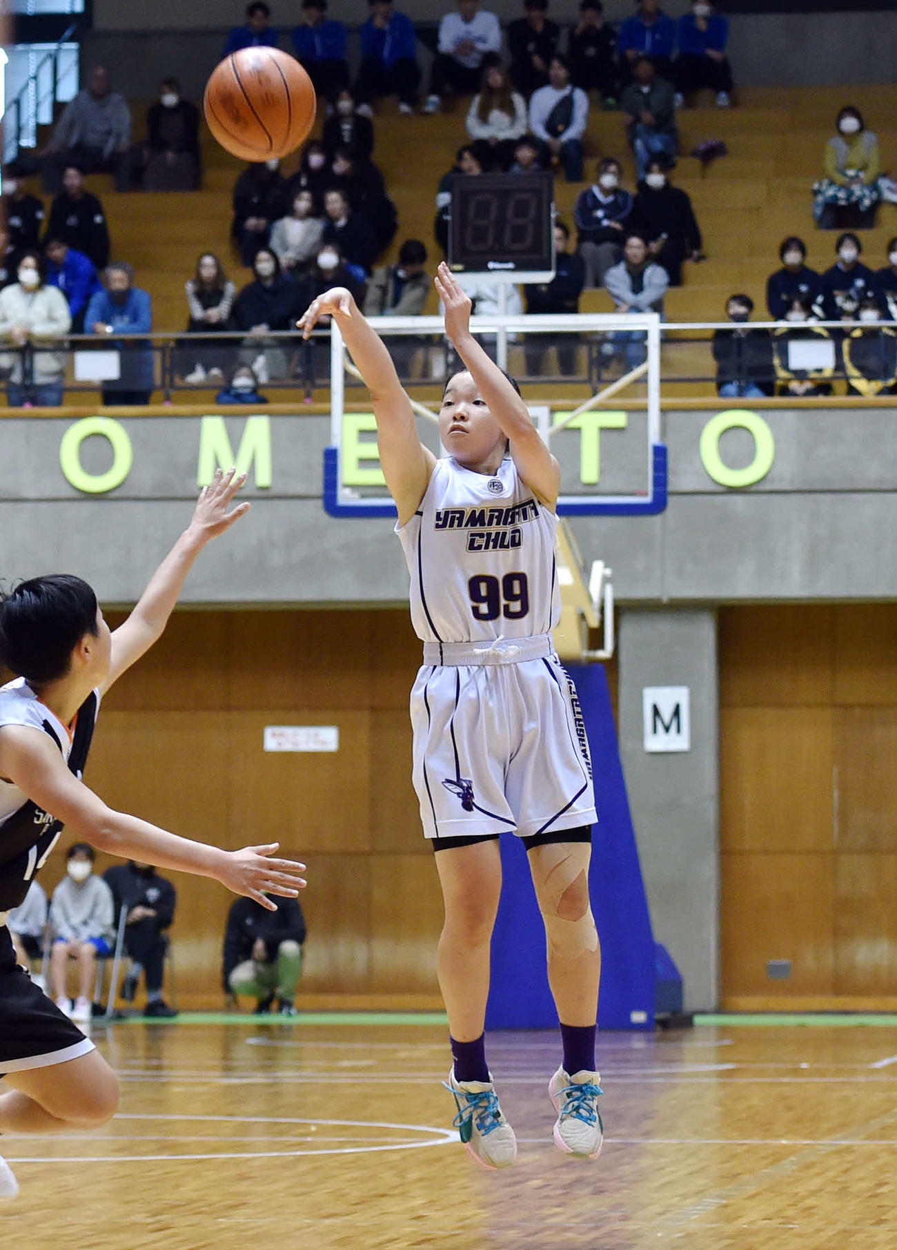 山形中央対酒田南　第1Q、3点シュートを打つ山形中央・米村（撮影・相沢孔志）