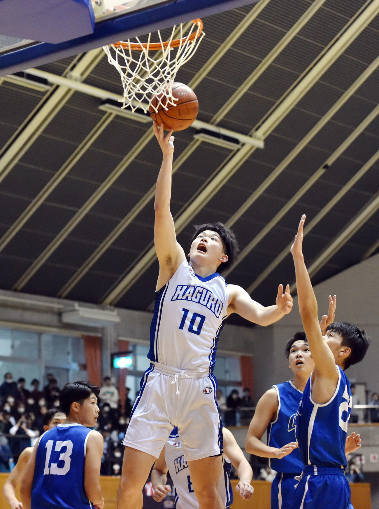 第2Q、ゴール下でシュートする羽黒・小川