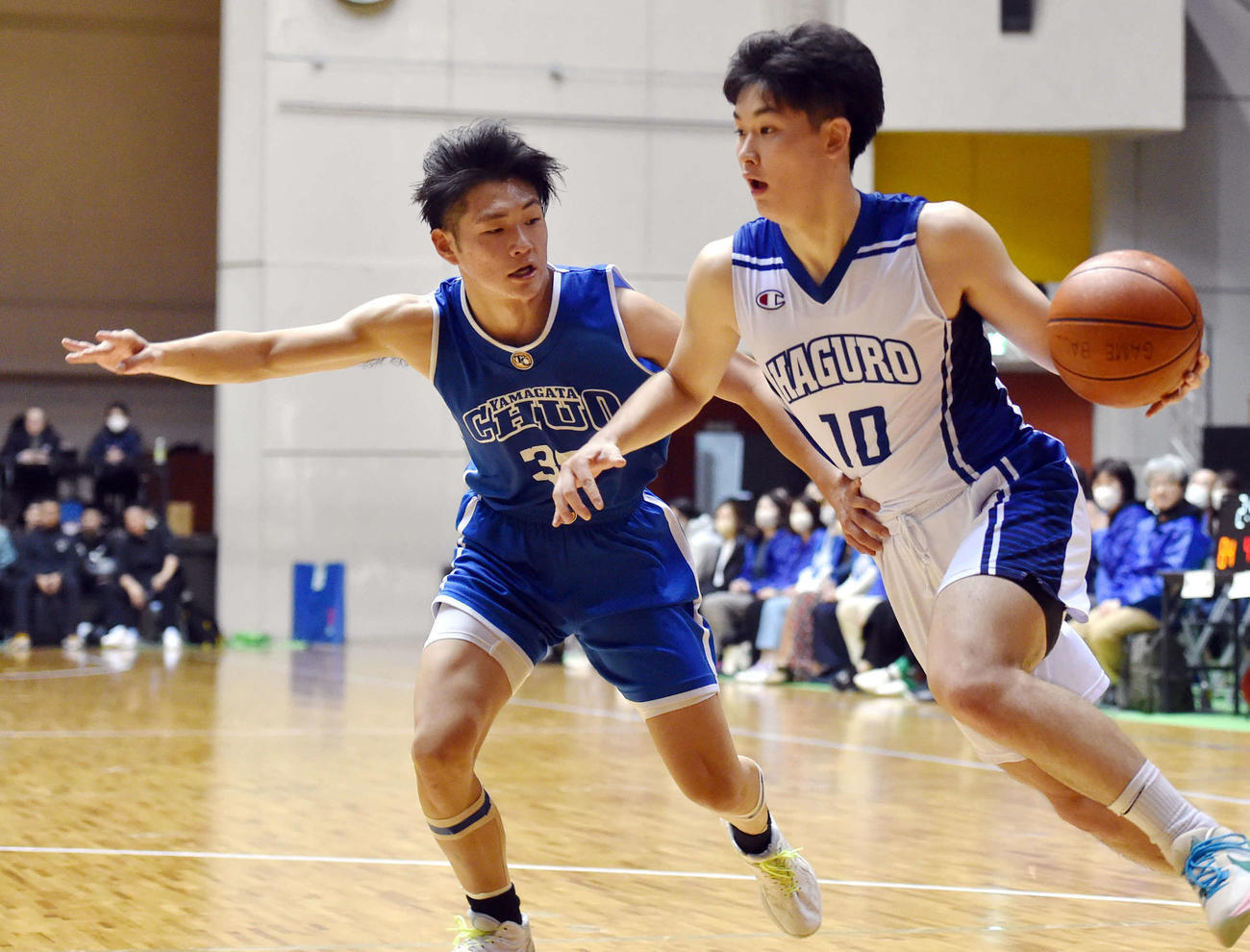 羽黒対山形中央　第4Q、ドライブする羽黒・小川（右）（撮影・相沢孔志）