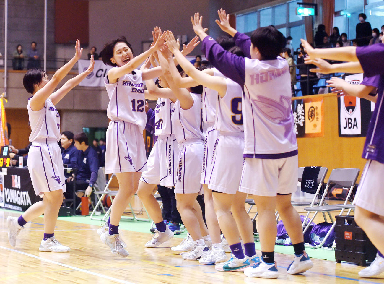 5年連続5度目の優勝を喜ぶ山形中央・大山（左から2人目）ら