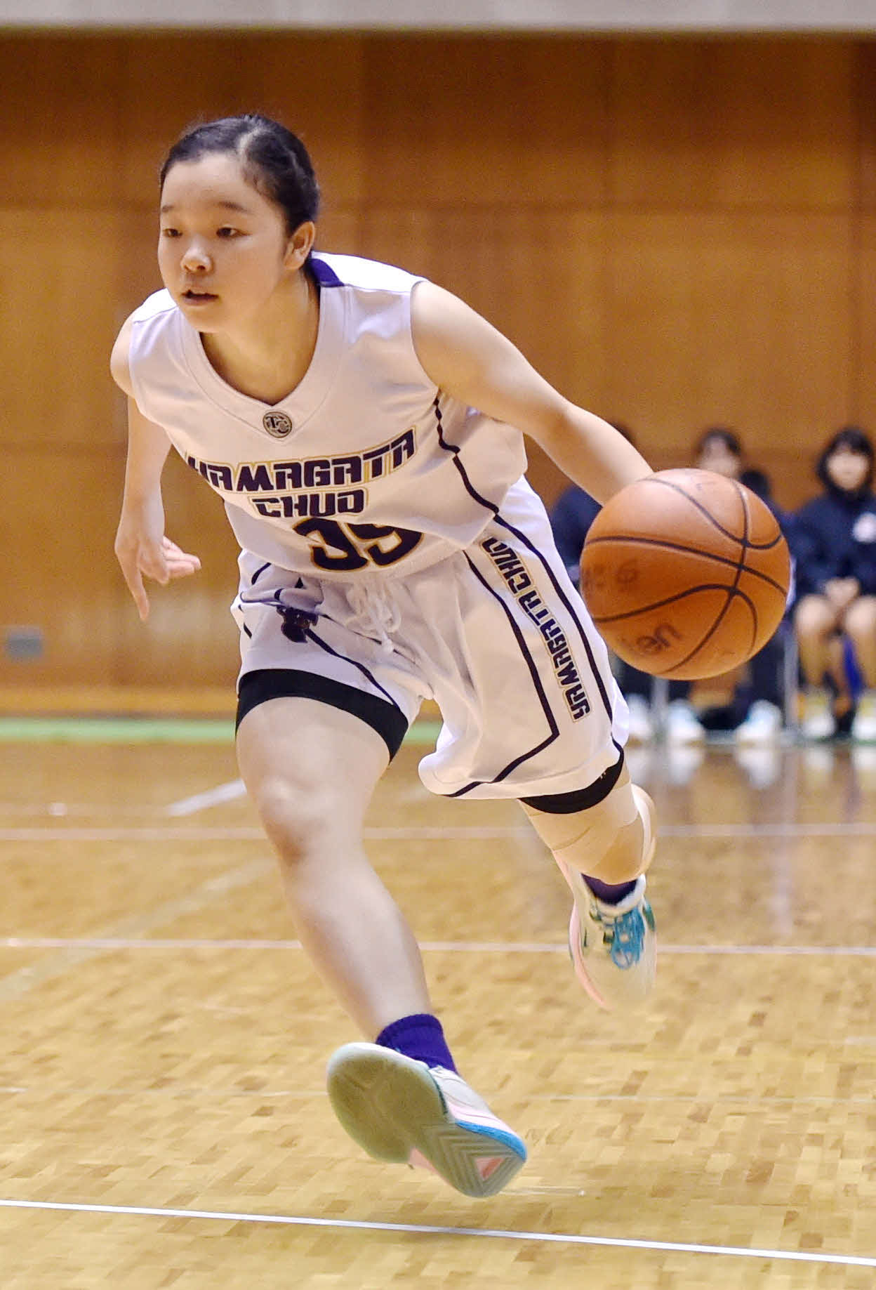 山形中央対酒田南　第1Q、ドライブする山形中央・米村（撮影・相沢孔志）