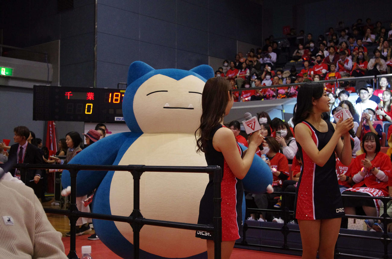 バスケットボールB1千葉Jの練習生として試合会場に登場したポケットモンスターのカビゴン