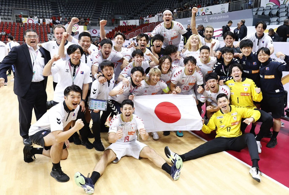 パリ五輪出場を決めて喜ぶハンドボール男子の日本代表選手ら＝カタール（C）JHA／Yukihito　TAGUCHI提供・共同）