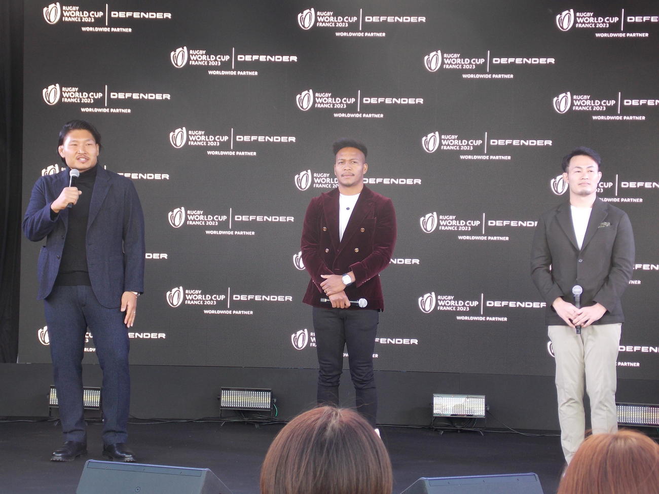 都内で開かれたランドローバーのイベントで思いを語る、左から稲垣、松島、元日本代表の福岡氏（撮影・松本航）