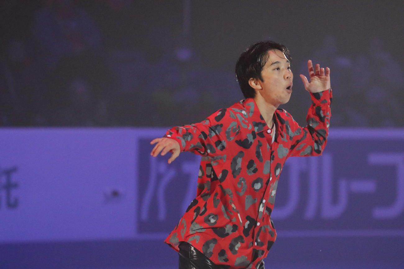 友野はリズミカルなダンスを披露