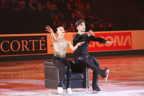ペア3位のベカッリ、グアリーゼ組は椅子を使った演技