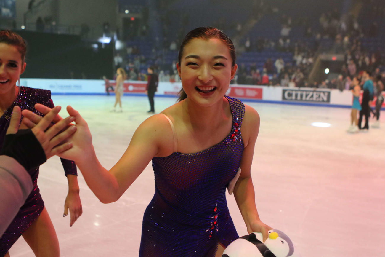 フィナーレでファンとタッチする坂本