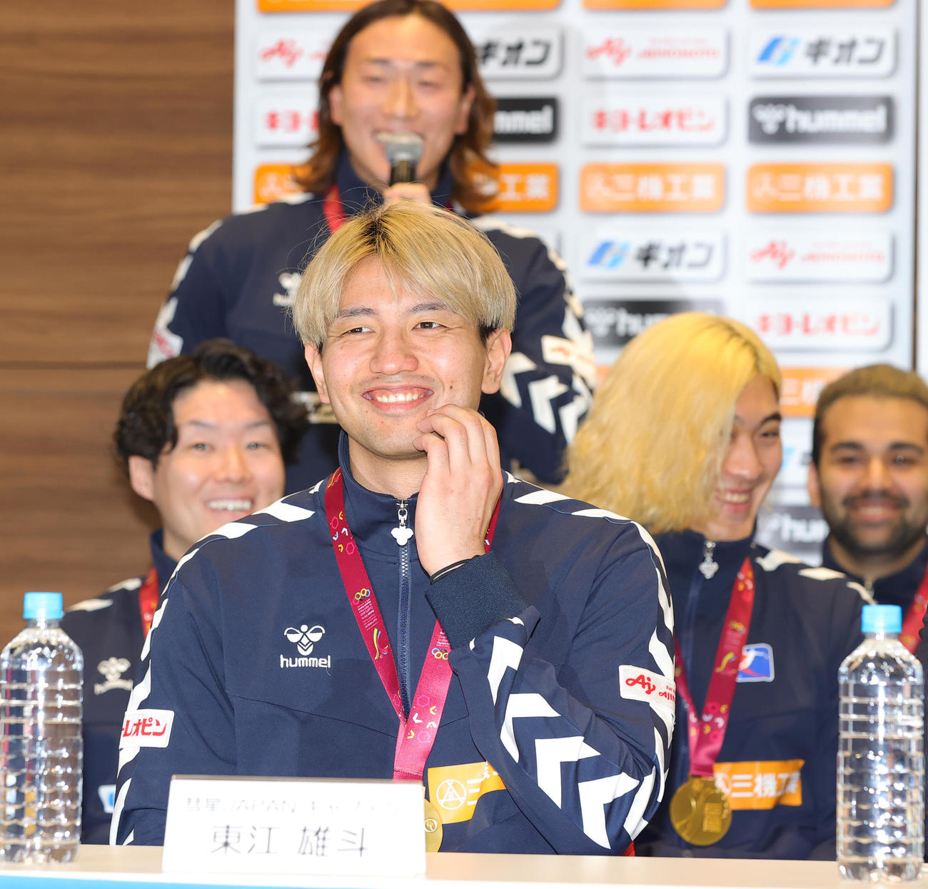 パリ五輪の出場権を獲得し会見で笑顔を見せる東江主将らハンドボール男子日本代表（撮影・野上伸悟）