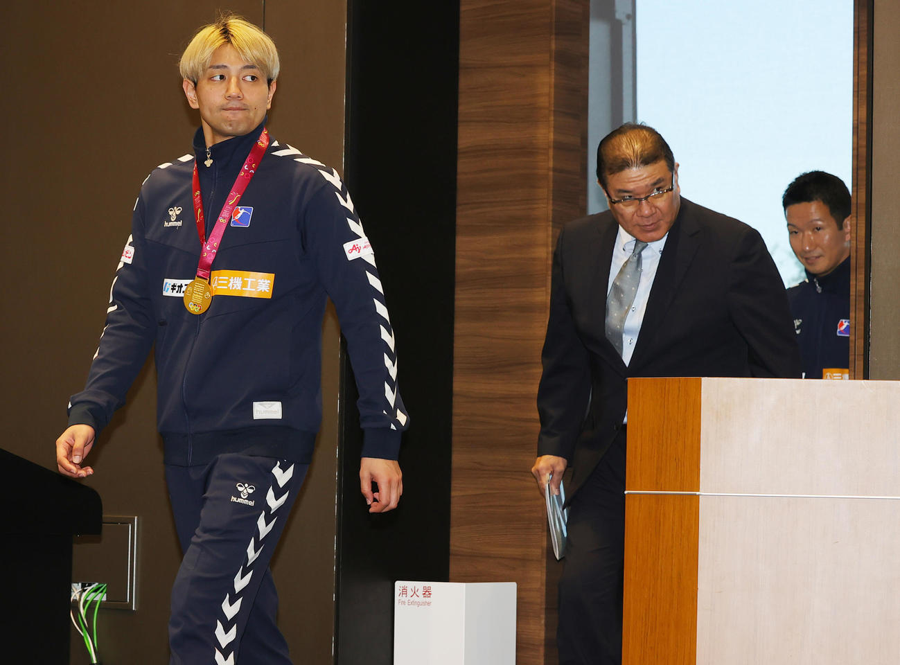 パリ五輪の出場権を獲得し会見に臨む東江主将（左）らハンドボール男子日本代表（撮影・野上伸悟）