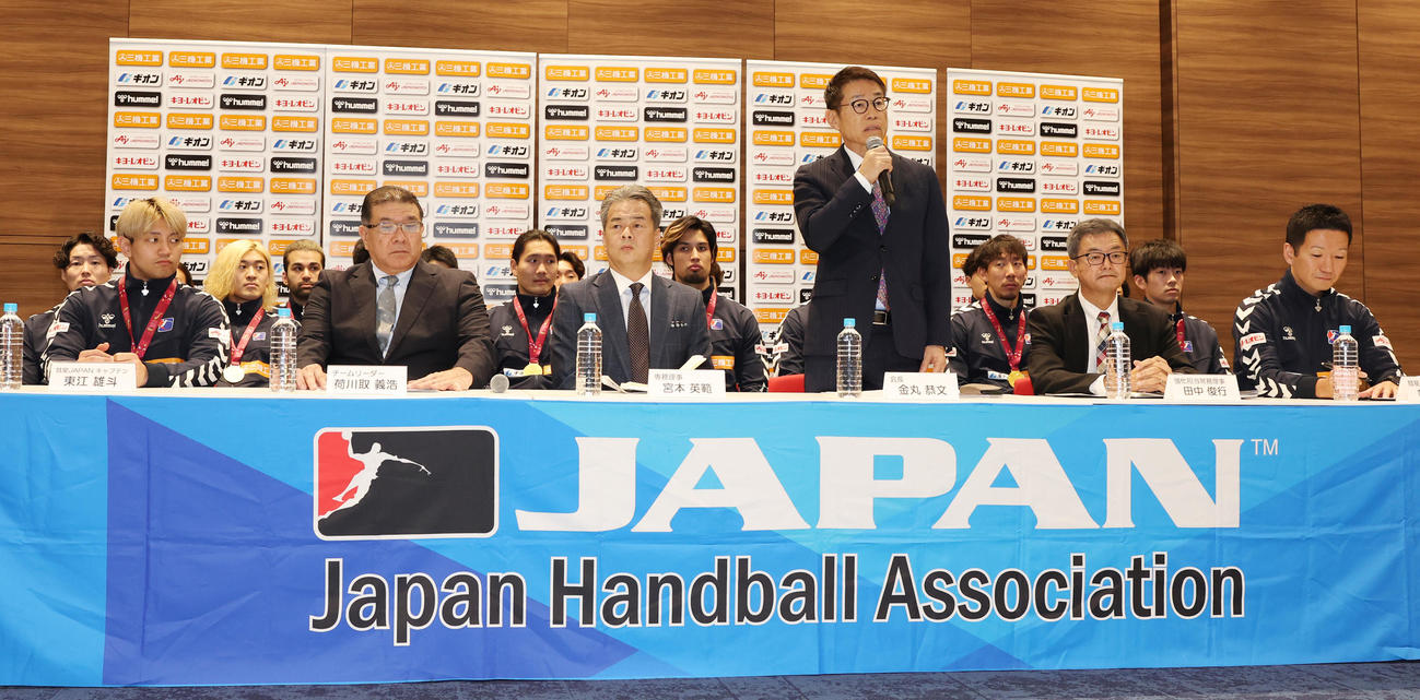 パリ五輪の出場権を獲得し会見する、金丸会長（前列左から4人目）らハンドボール男子日本代表の選手たち（撮影・野上伸悟）