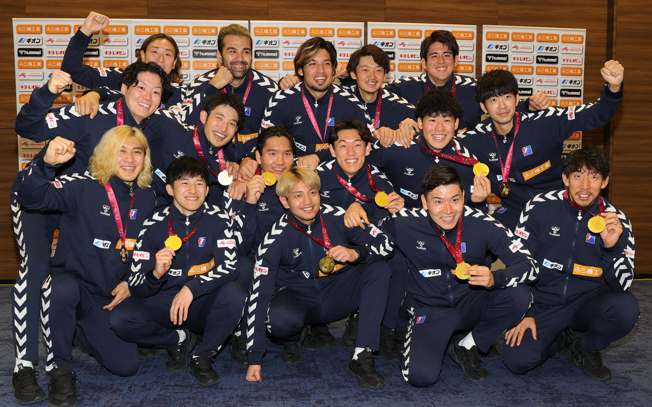 パリ五輪の出場権を獲得し会見で喜ぶハンドボール男子日本代表の選手たち。前列左から蔦谷、杉岡、東江、坂井、渡部、中列左から中村、吉野、吉田、泉本、可児、岡本、後列左から元木、玉川、部井久、高野、山田（撮影・野上伸悟）