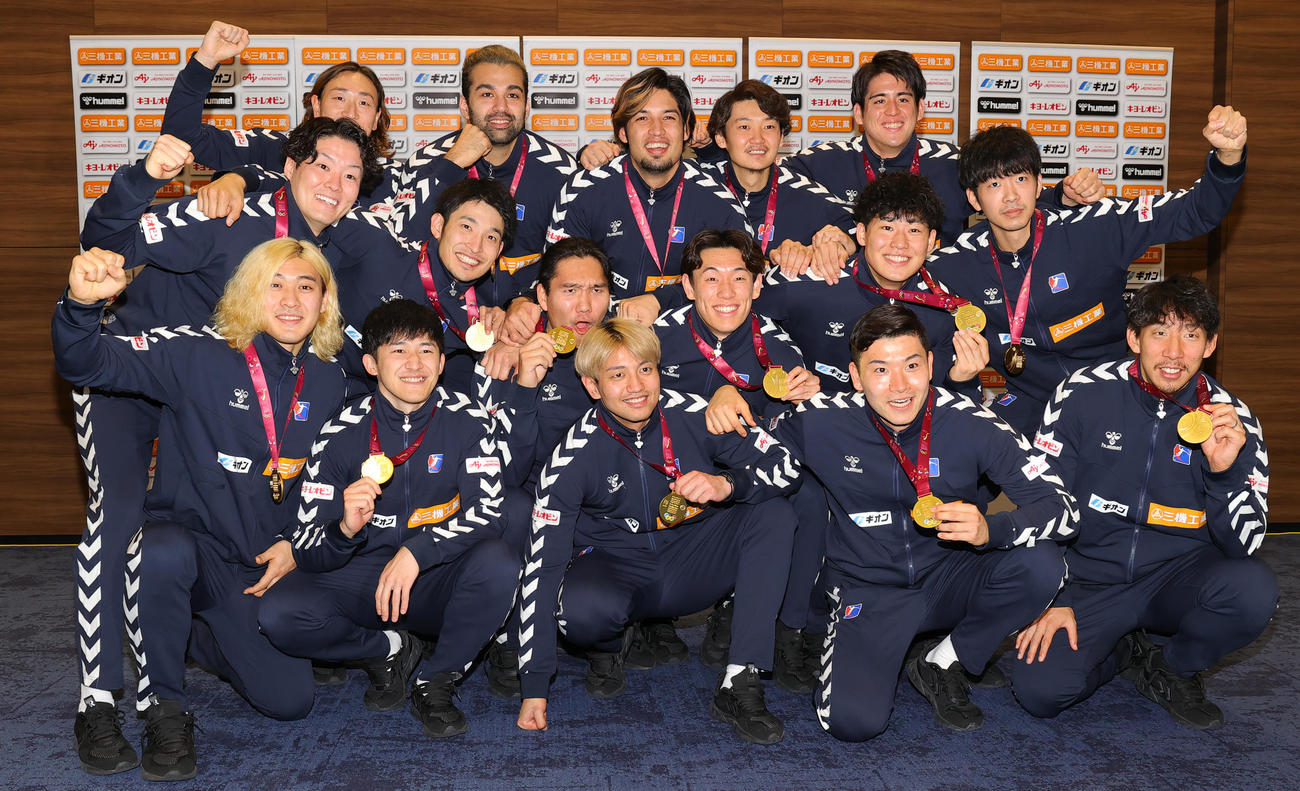 パリ五輪の出場権を獲得し会見で喜ぶハンドボール男子日本代表の選手たち（撮影・野上伸悟）