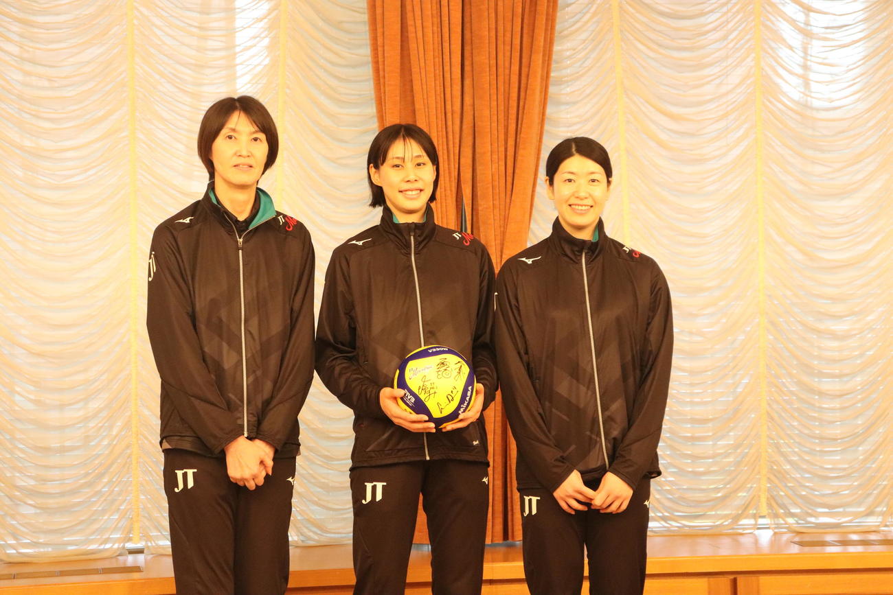 表敬訪問をした3人。左から吉原知子監督、和田由紀子、田中瑞稀（撮影・竹本穂乃加）