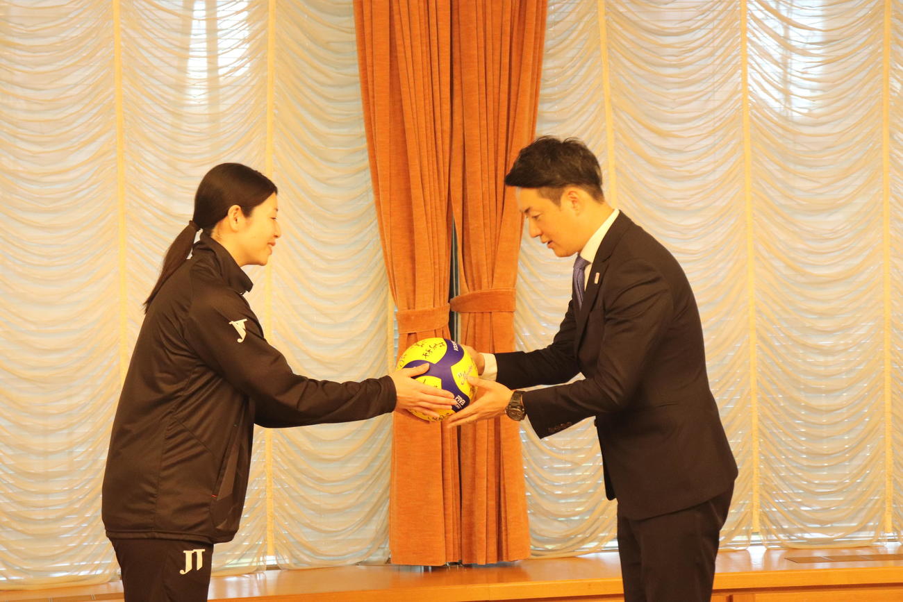 サインボールを渡す田中瑞稀（左）と受け取る横山英幸市長（撮影・竹本穂乃加）