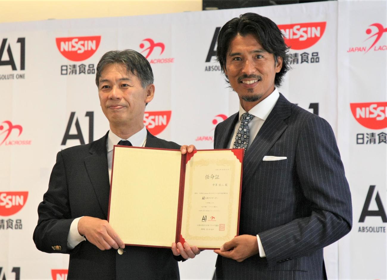 日本ラクロス協会主催の記者会見に登壇した佐々木裕介理事長（左）と元日本代表の中沢佑二さん（撮影・藤塚大輔）