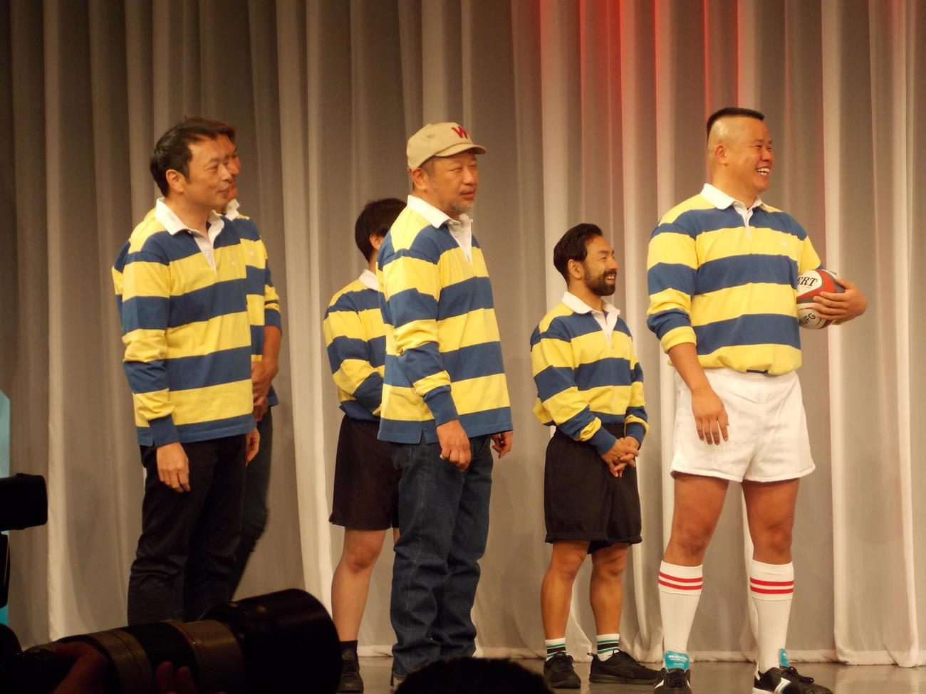 リーグワンの「よしもと芸人が全力応援！ラグビーキックオフツアー！」会見で笑顔を見せる前列左から中川家・礼二、ケンドーコバヤシ、しんやら（撮影・松本航）