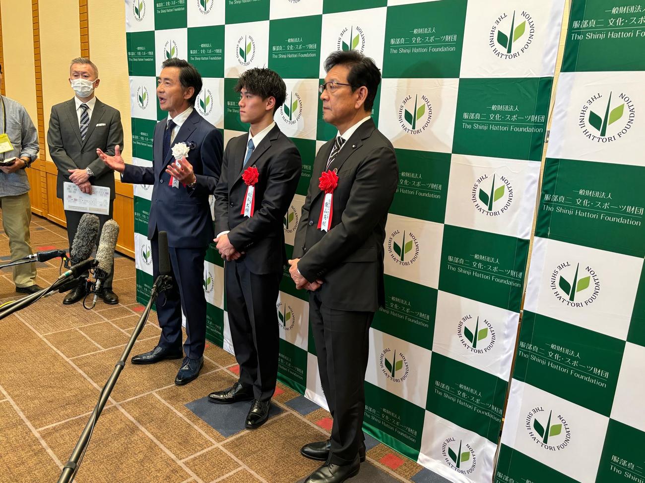 服部真二賞の授賞式後に思いを語る右から23年WBC日本代表監督の栗山英樹氏、体操の橋本大輝、服部真二文化・スポーツ財団の服部真二理事長（撮影・松本航）