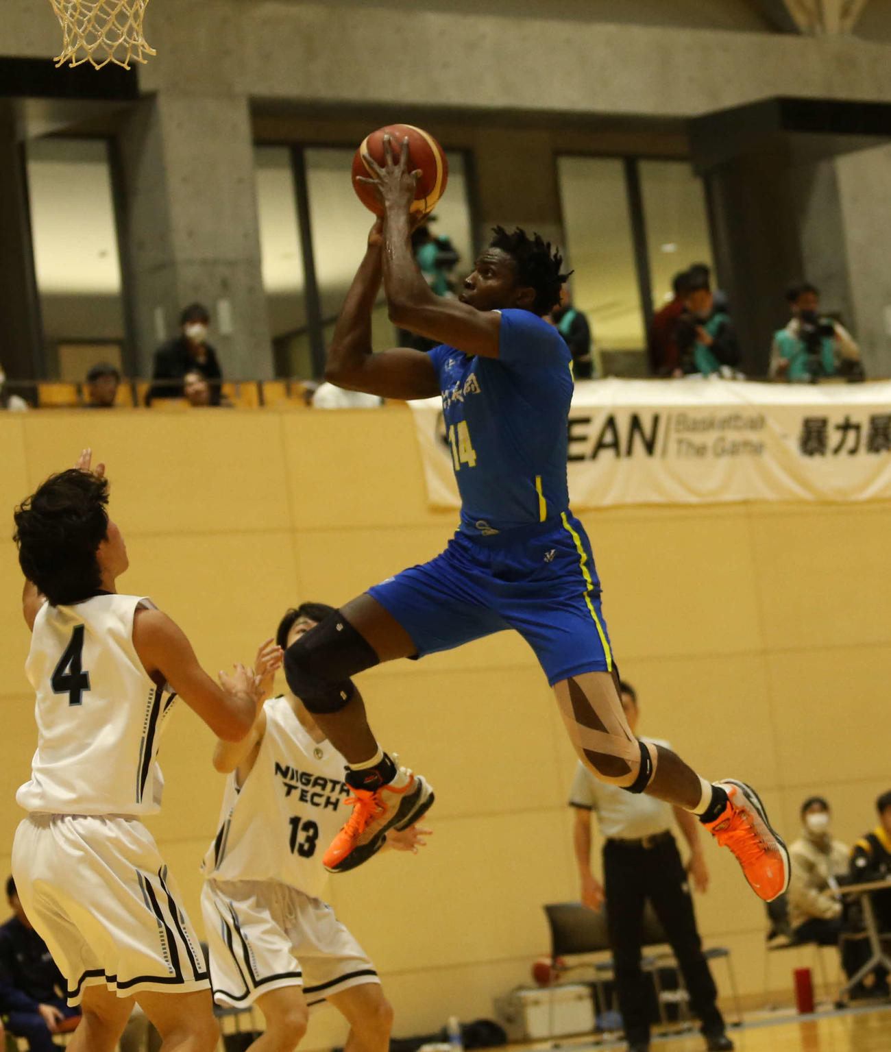 帝京長岡対新潟工　帝京長岡のCスレイマンが少ないプレータイムながら24得点