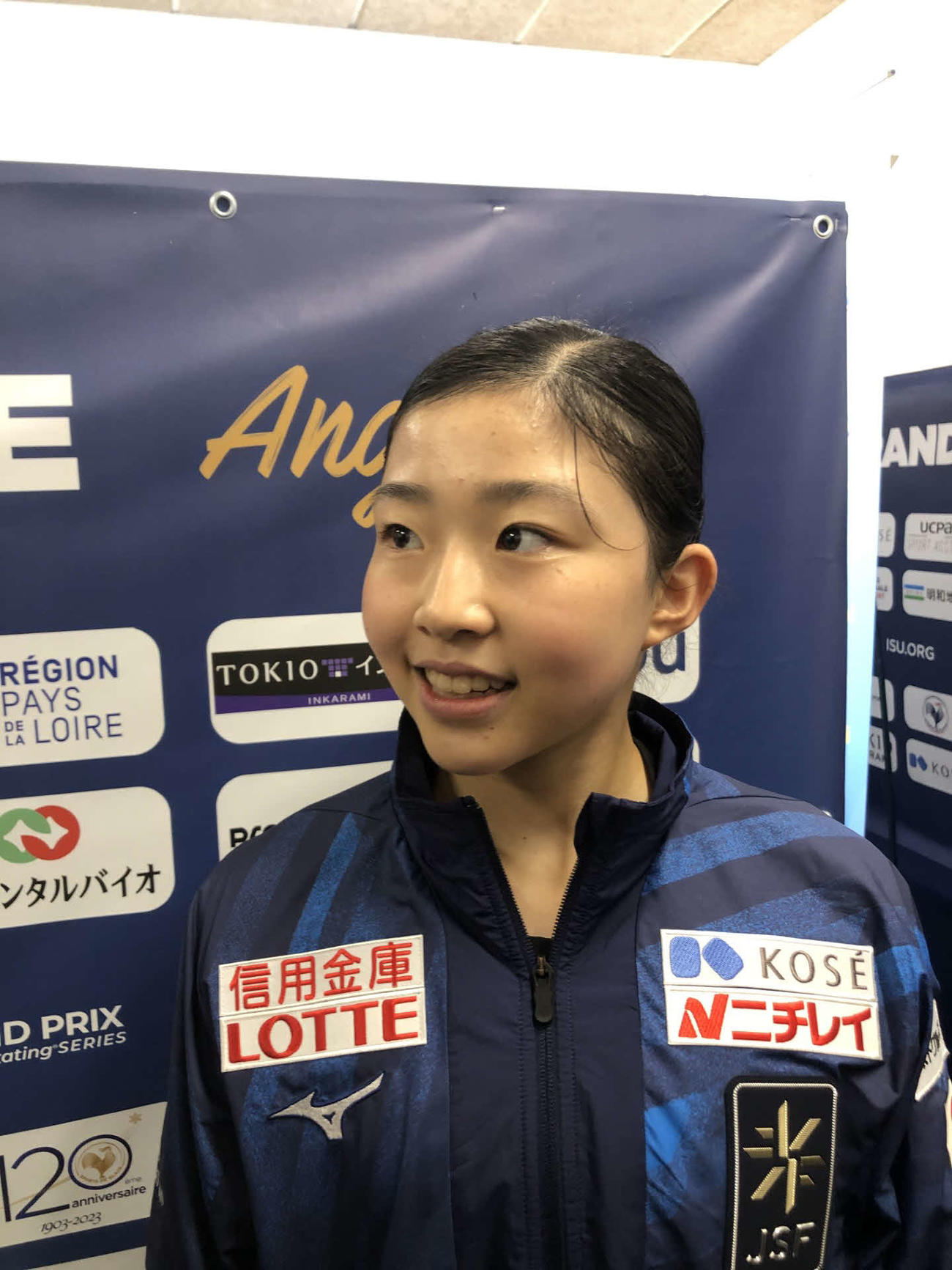 公式練習後に取材に応じる千葉