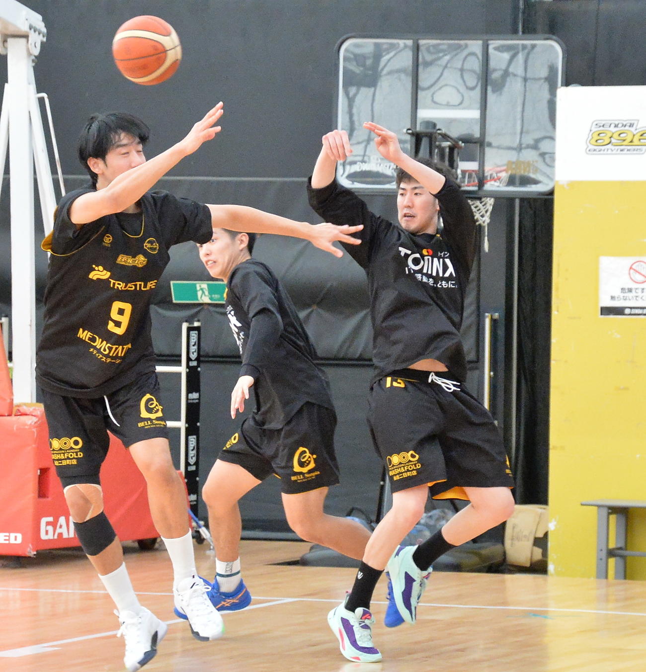 練習で、味方にパスするB1仙台・阿部（右）（撮影・濱本神威）
