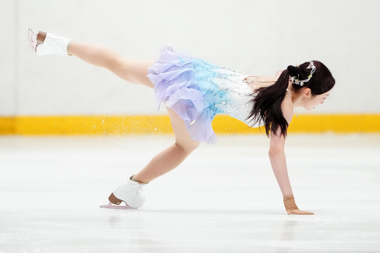 女子SPでジャンプの着地を失敗しリンクに手をつく本田真凜（撮影・江口和貴）