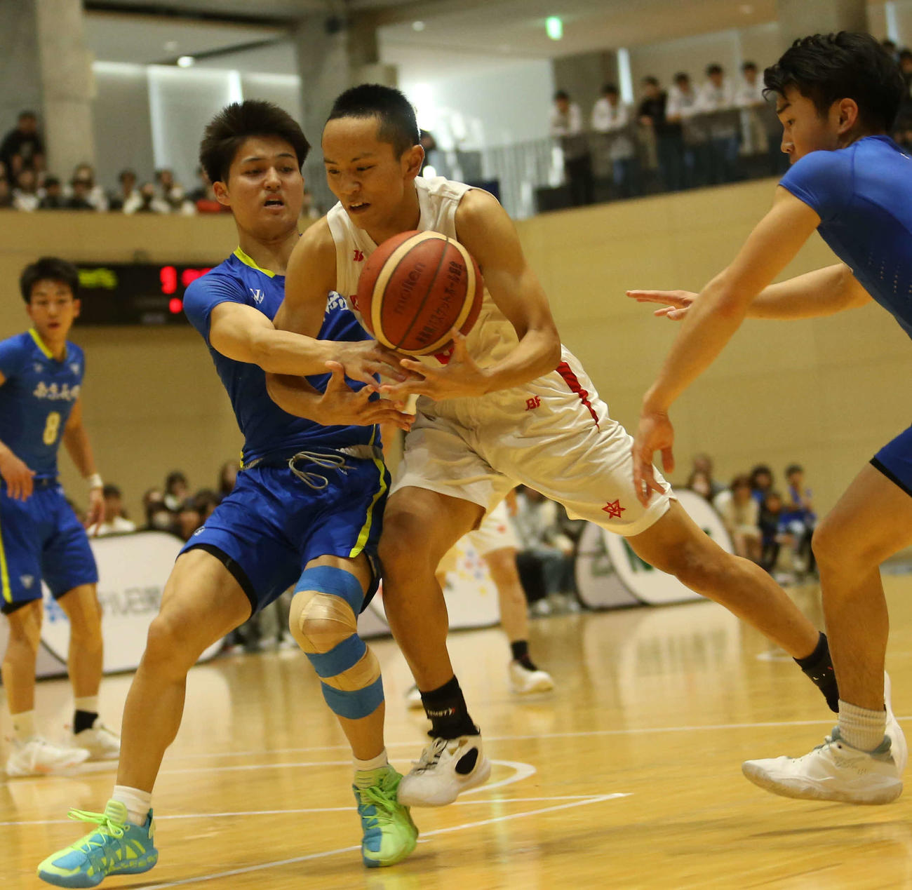 開志国際対帝京長岡　DFの間を強引に割って入る開志国際の平良