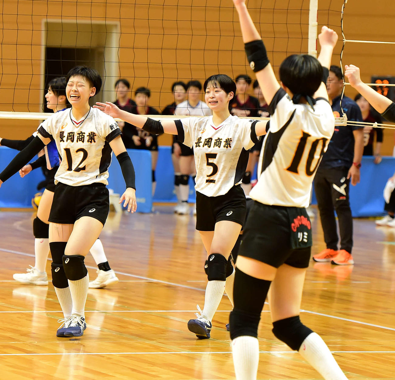 優勝を決め、笑顔を見せる長岡商の外山主将（中央）