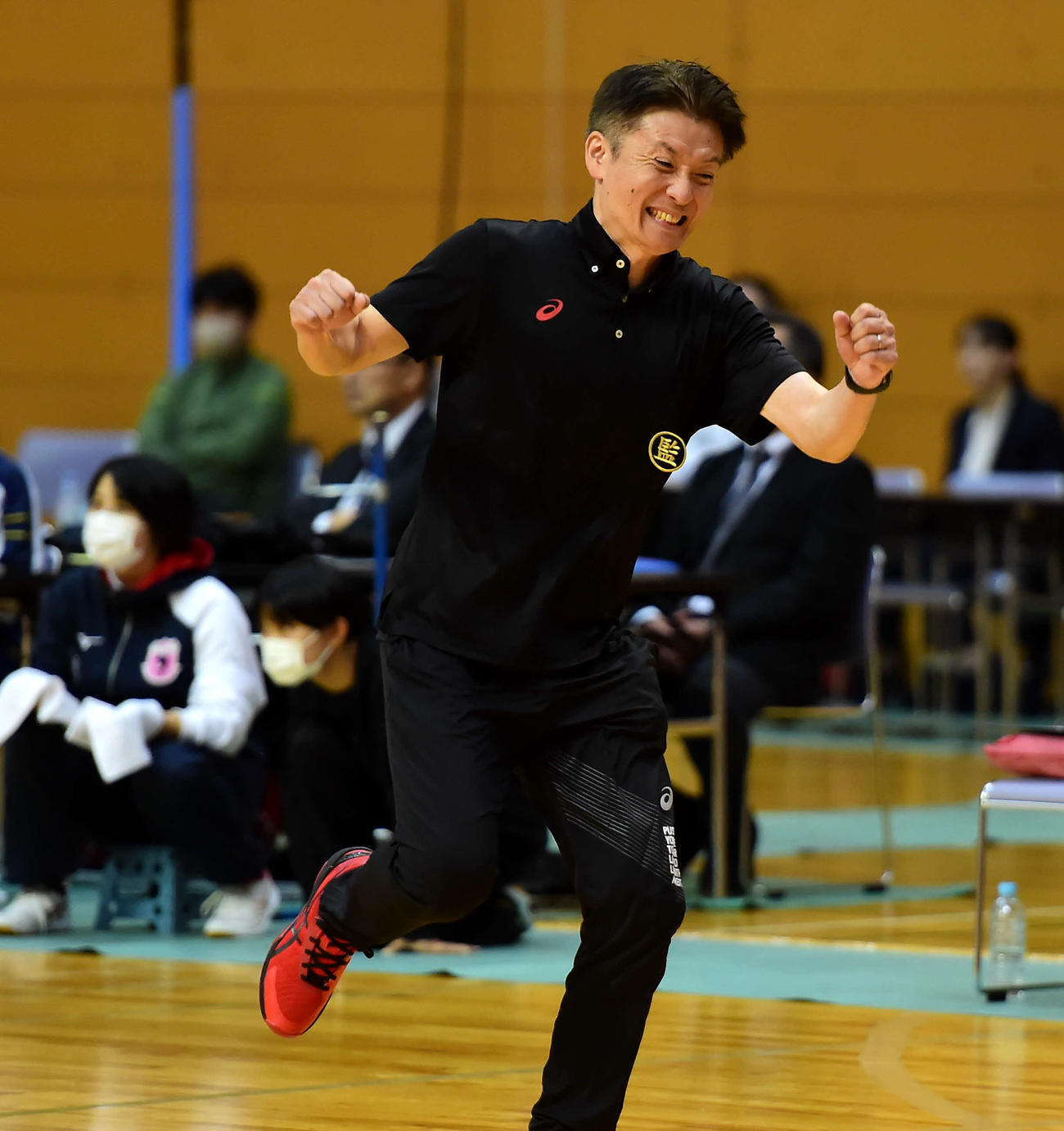 試合中、何度も跳んで感情を爆発させた長岡商・曽根監督
