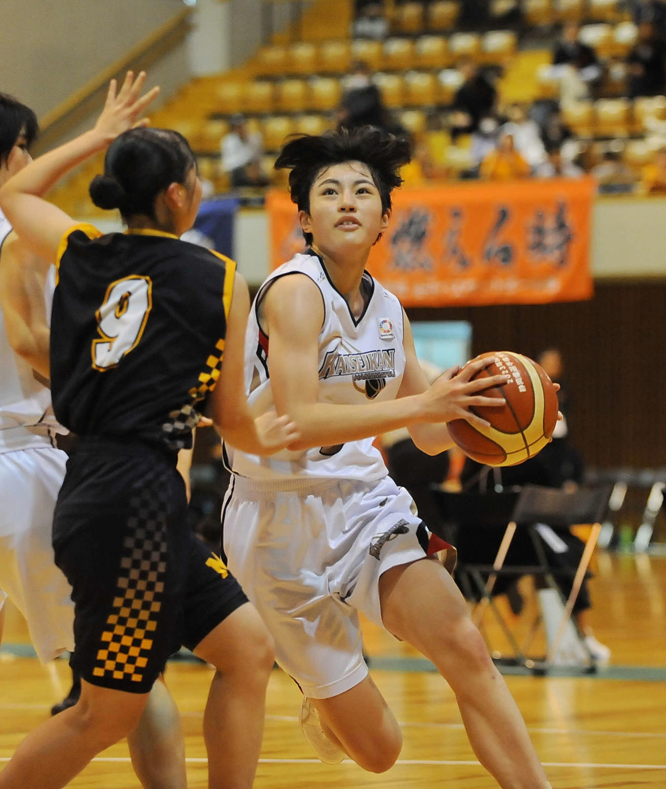 ゴール下に切り込む女子・浜松開誠館の後藤
