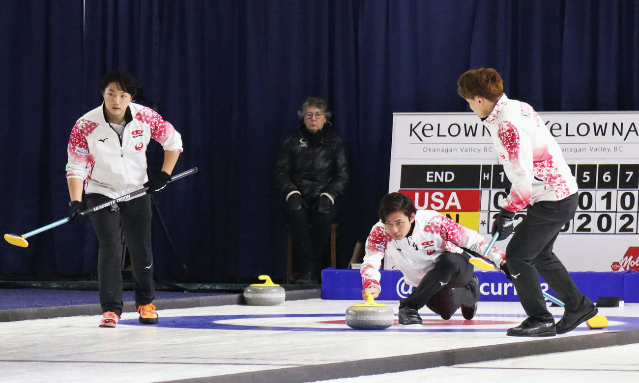 3位決定戦の米国戦でショットを放つSC軽井沢クの柳沢（中央）（共同）