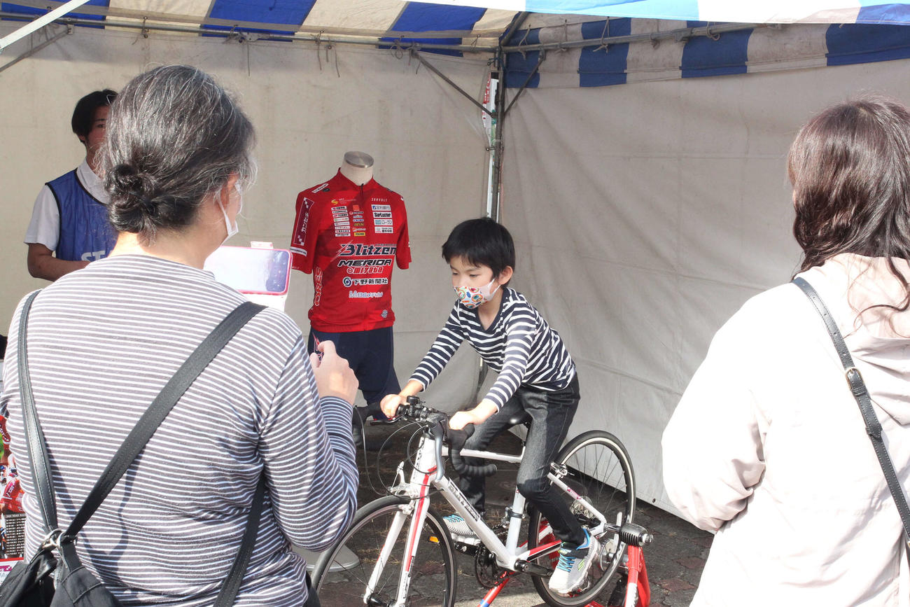 BREXスポーツパークイベントでロードレース使用の自転車に挑戦する子どもたち（撮影・沢田啓太郎）