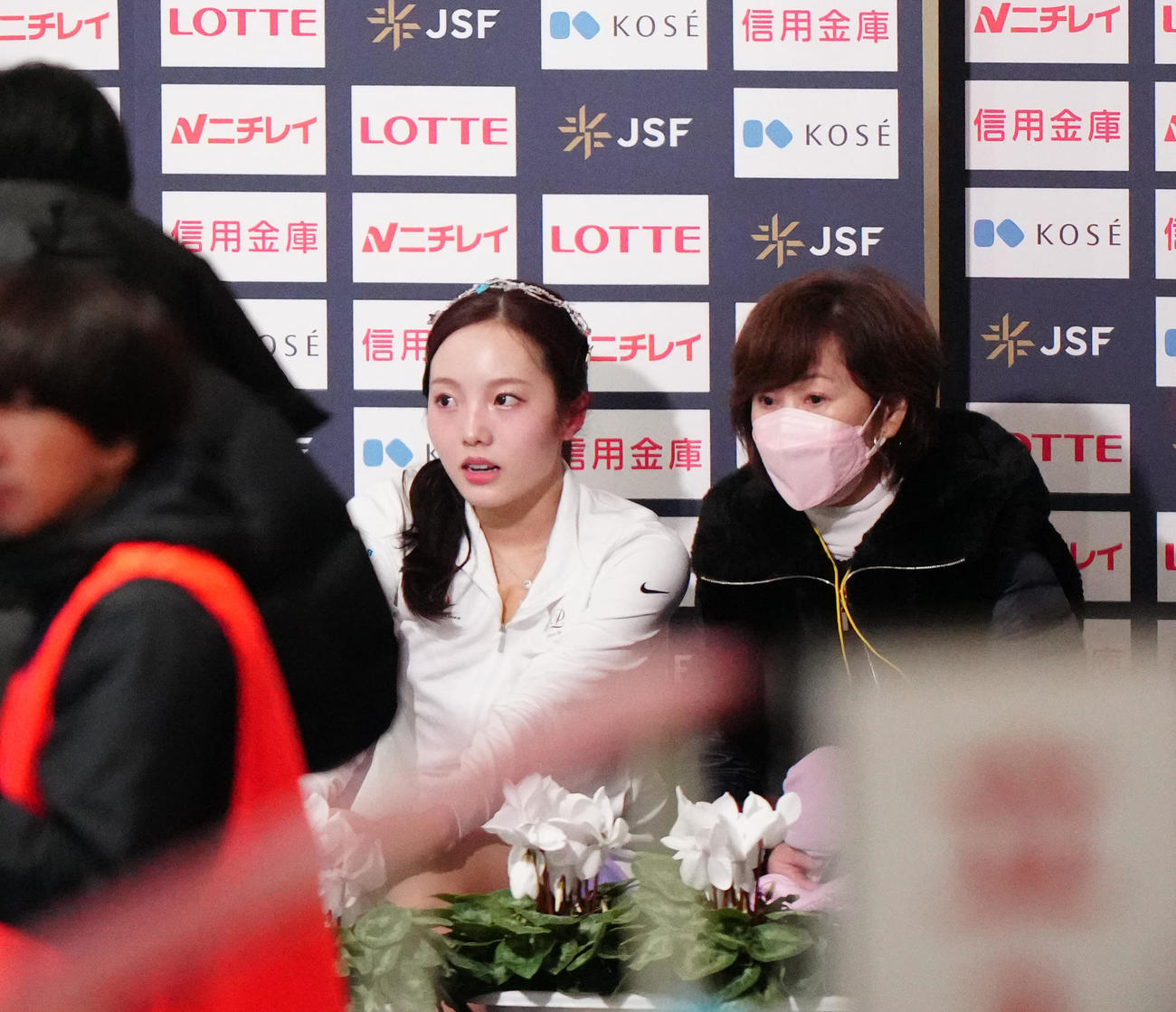 女子フリーの演技後、得点を確認した本田真凜（左）（撮影・江口和貴）