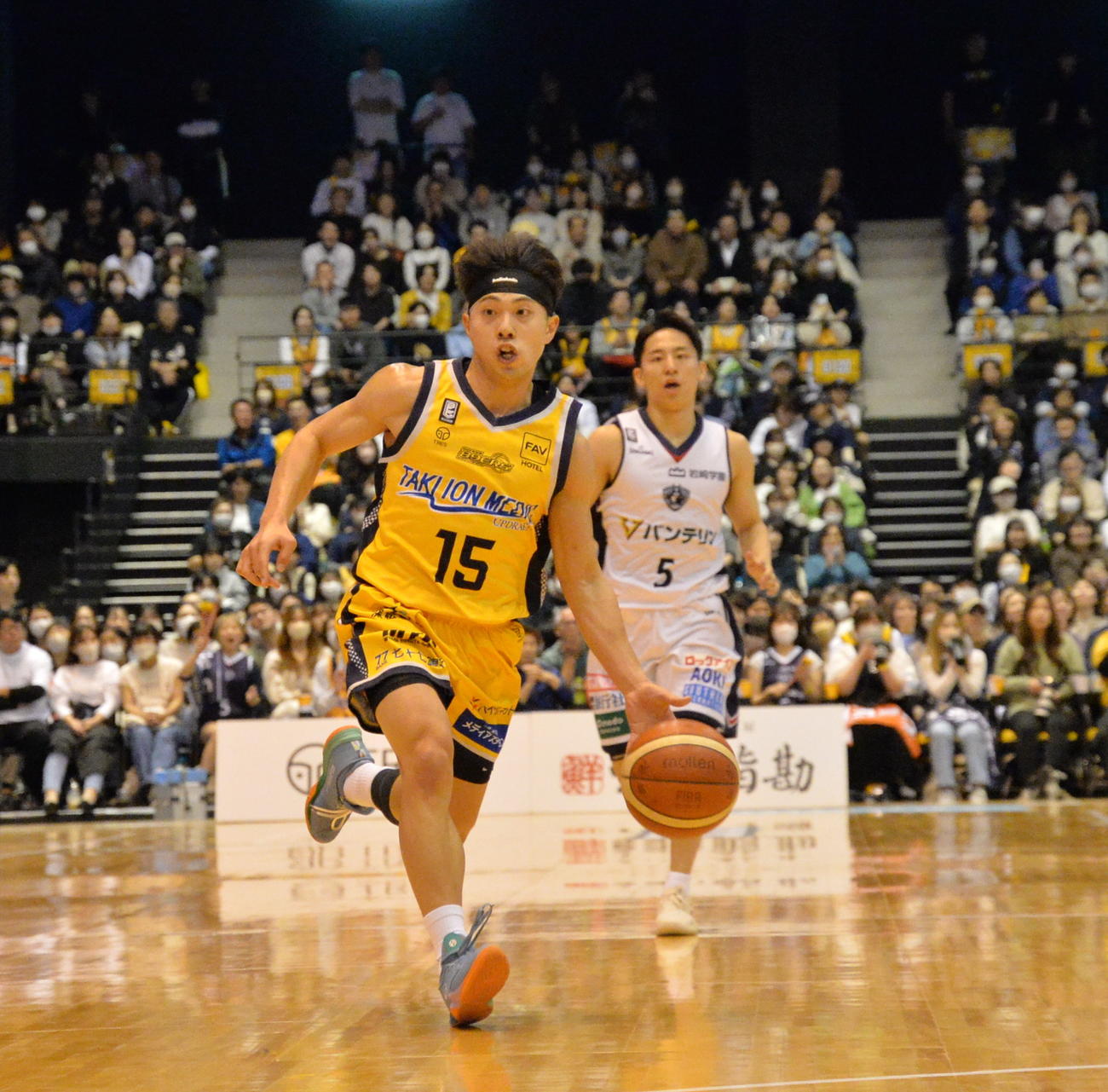 仙台対横浜BC　攻守が切り替わって、一気に攻め込むB1仙台・渡辺（左）（撮影・濱本神威）