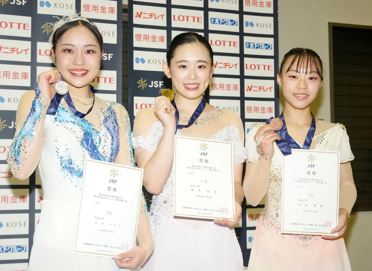 女子の表彰式で写真に納まる、左から2位の江川マリア、優勝の青木祐奈、3位の石田真綾（撮影・江口和貴）