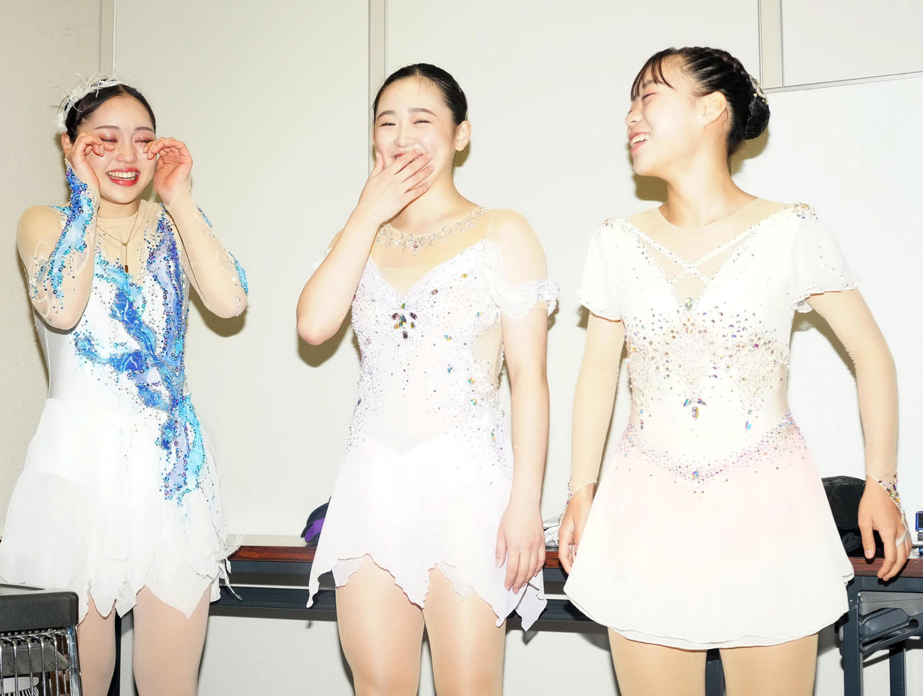女子の表彰式前、涙を流す2位の江川マリア（左）。中央は優勝の青木祐奈、右は3位の石田真綾（撮影・江口和貴）