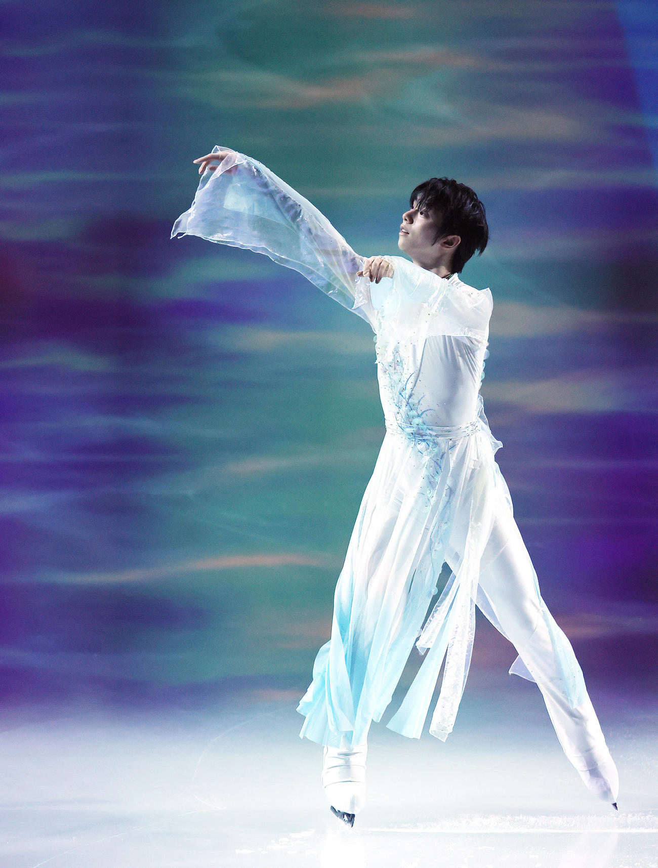 白い衣装で華麗な演技を見せる羽生結弦さん（撮影・足立雅史）