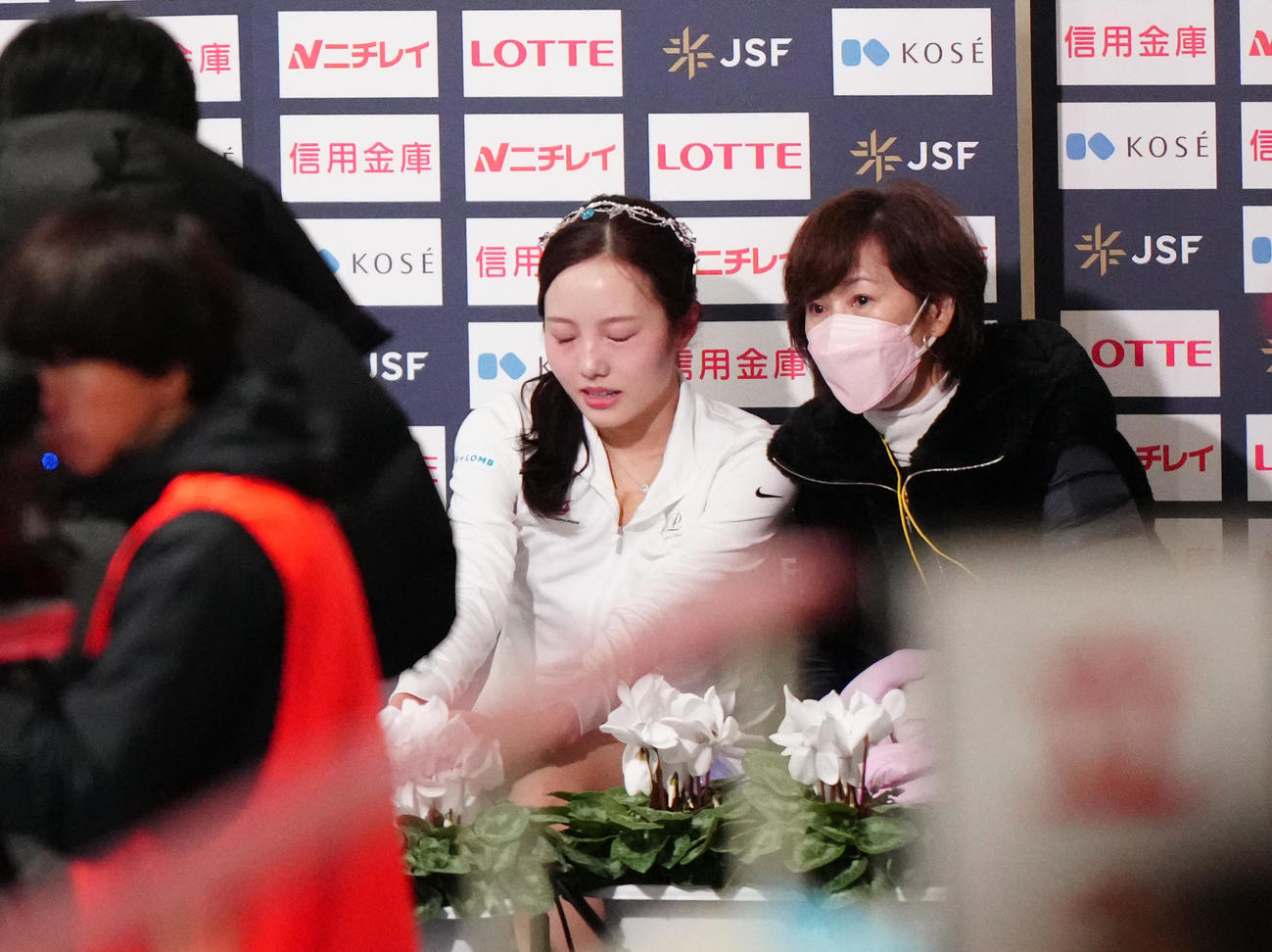 女子フリーの演技後、得点を確認し厳しい表情を見せる本田真凜（左）（撮影・江口和貴）