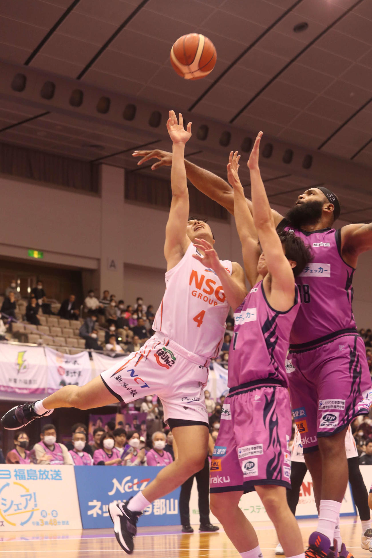相手守備に阻まれながらシュートを放つ新潟高橋（C）B．LEAGUE