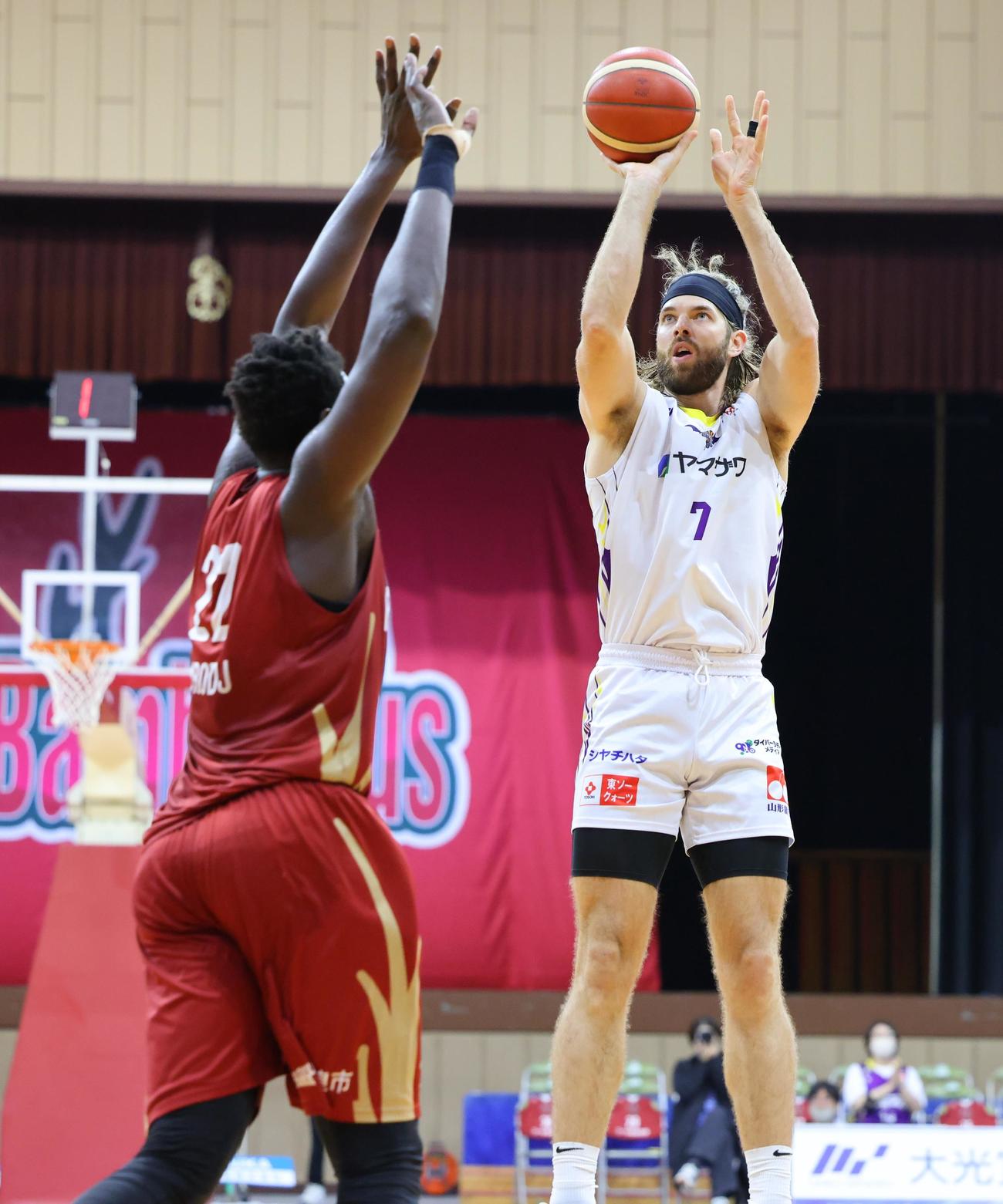 第3Q、3点シュートを決める山形マイケル・フィンケ（C）B．LEAGUE