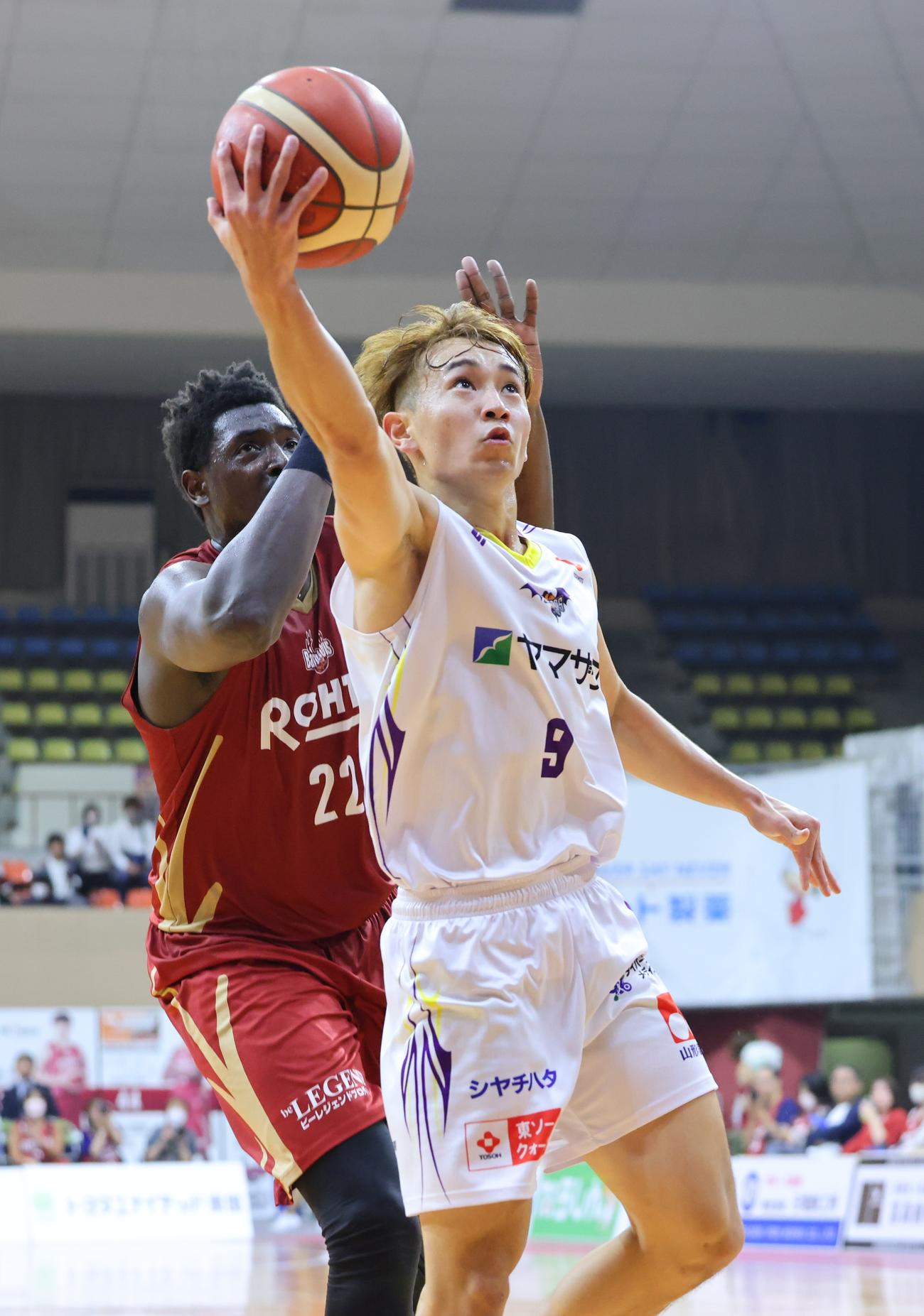 第1Q、シュートを打つ山形岡島（C）B．LEAGUE