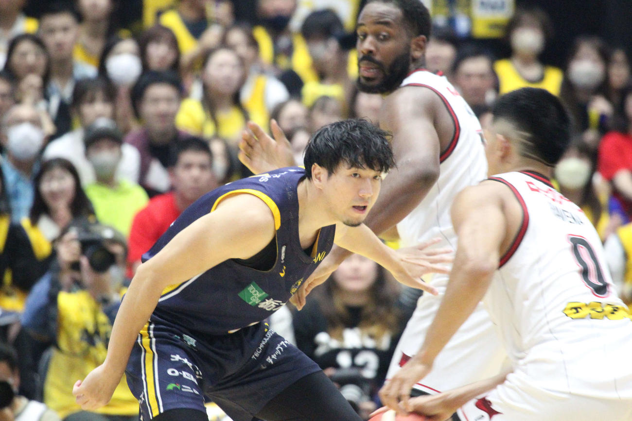 宇都宮対三遠　必死にディフェンスする宇都宮・比江島慎（撮影・沢田啓太郎）