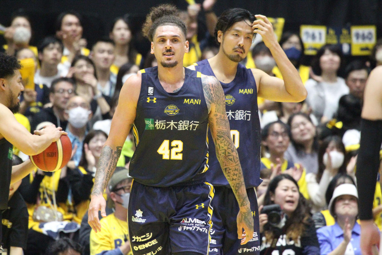 宇都宮対三遠　厳しい展開に宇都宮のビッグマンたちも険しい表情（撮影・沢田啓太郎）